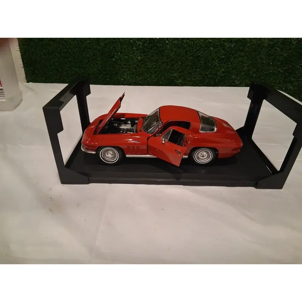 Maisto 1965 Chevrolet Corvette Sting Ray Coupe 1/18 Diecast Car Red With Base